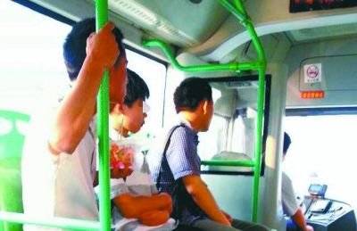 公交車上男子吃熱干面遇阻 一動筷子車就加速