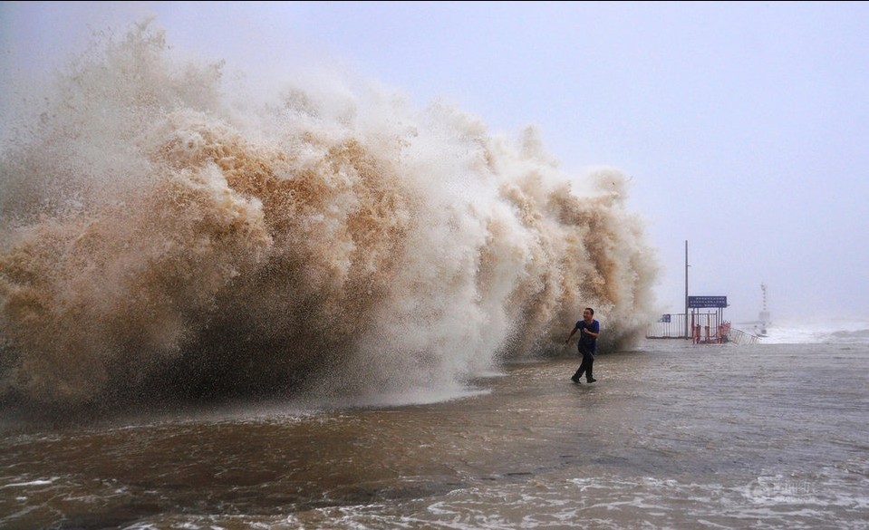 強臺風“天兔”襲來 汕頭海水洶涌倒灌淹城